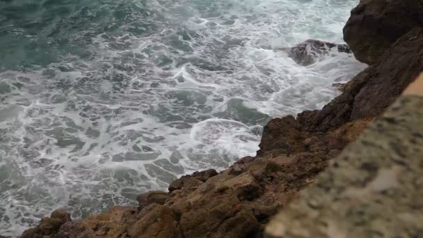 O mar surfa na baía em um dia nublado. Uma pequena tempestade. Polenca e Porto — Vídeo de Stock