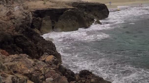 Surf θάλασσα στον κόλπο σε μια συννεφιασμένη μέρα. Μια μικρή καταιγίδα. Polenca και λιμάνι Cala Carbo — Αρχείο Βίντεο