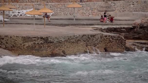 De branding van de zee in de baai op een bewolkte dag. Een kleine storm. Polenca en haven. Cala Carbo — Stockvideo