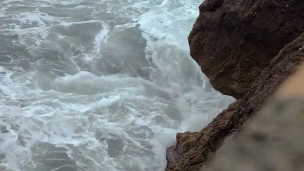 Il mare fa surf nella baia in una giornata nuvolosa. Una piccola tempesta. Polenca e Porto — Video Stock