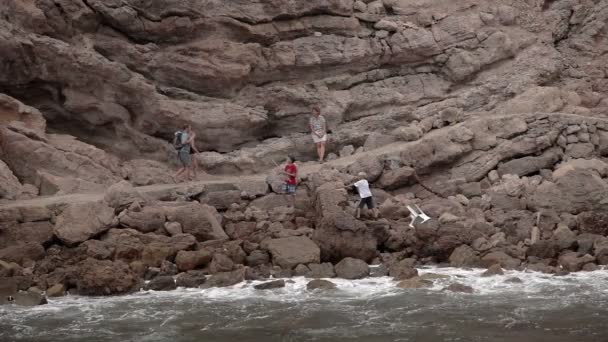 観光客は、堤防に沿って歩きます。小さな嵐。Polenca とポート — ストック動画