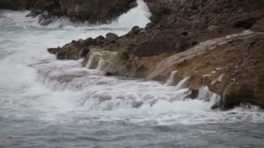 Bulutlu bir günde körfezde deniz sörf. Küçük bir fırtına. Polenca ve bağlantı noktası