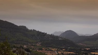 Kurtlar Vadisi Dağları ile çevrili. Çiftlikleri. Polenca banliyölerinde