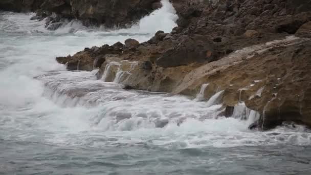 Surf θάλασσα στον κόλπο σε μια συννεφιασμένη μέρα. Μια μικρή καταιγίδα. Polenca και το λιμάνι — Αρχείο Βίντεο