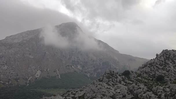 Berglandschap met wervelende wolken. Versnelde video. in de buitenwijken van Polenca — Stockvideo