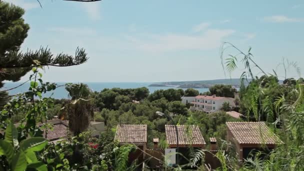 ヒルズとヴィラ、邸宅の斜面に家。コスタ デン ブラネスでスペインのビーチ。マヨルカ — ストック動画