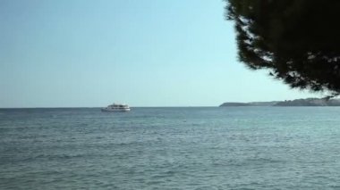 Yat plaj alanı yanında demir attı. Costa den Blanes İspanyol plajlar. Mallorca