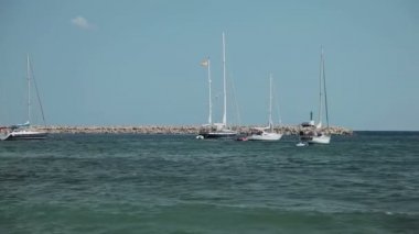 Yat plaj alanı yanında demir attı. Costa den Blanes İspanyol plajlar. Mallorca