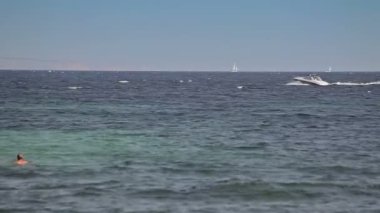 Yat plaj alanı yanında demir attı. Costa den Blanes İspanyol plajlar. Mallorca