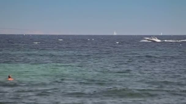 Lo yacht è ancorato accanto alla spiaggia. Spiagge spagnole in Costa den Blanes. Maiorca — Video Stock