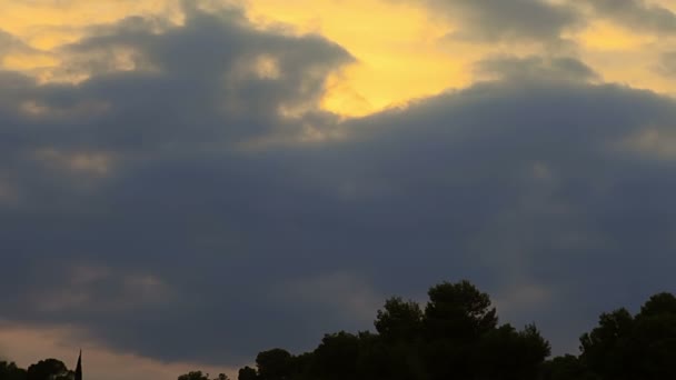 Evening sky on the island of Mallorca. Accelerated video. Rays of the setting sun. — Stock Video