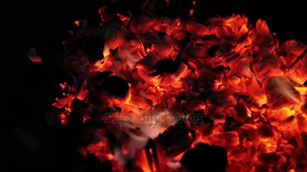 Carvões em chamas na noite escura na ilha de Maiorca . — Vídeo de Stock