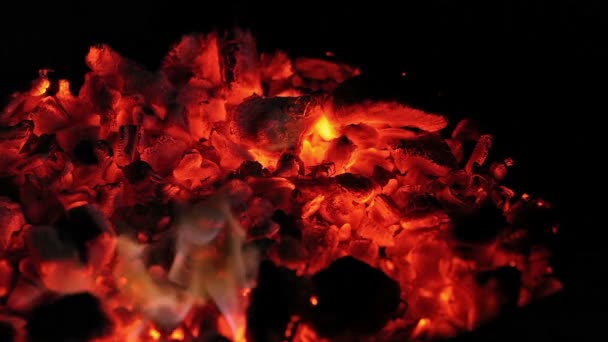 Burning coals in the evening darkness on the island of Mallorca. — Stock Video