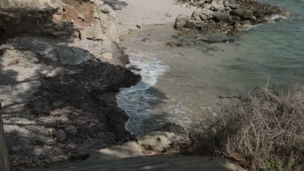 Een klein stenige strand. Spaanse stranden in Costa den Blanes. Mallorca — Stockvideo