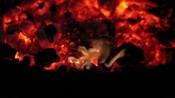 Carvões em chamas na noite escura na ilha de Maiorca . — Vídeo de Stock