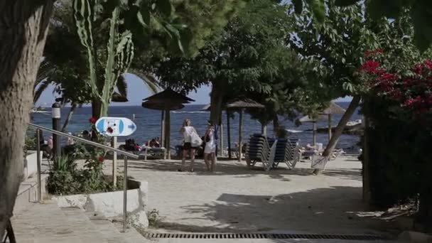 Playas españolas en ciudades provinciales Costa den Blanes. Mallorca — Vídeo de stock