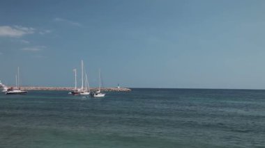 Yat plaj alanı yanında demir attı. Costa den Blanes İspanyol plajlar. Mallorca