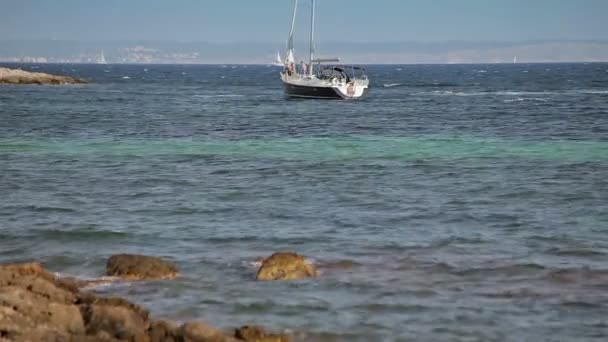 A jacht mellett a strand területén van rögzítve. Spanyolországi partjai Costa den Blanes. Mallorca — Stock videók
