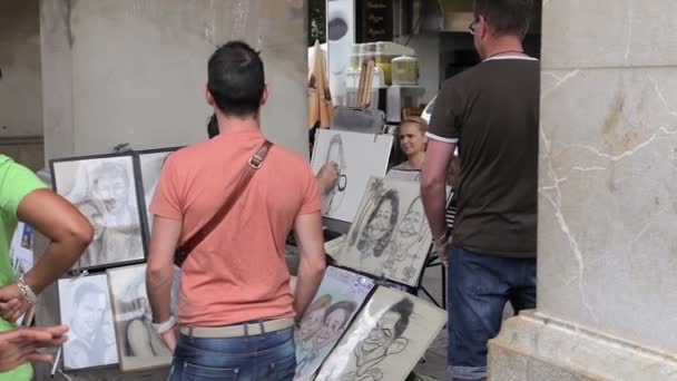 Palma de Mallorca, Artists on the street draw for tourists. — Stock Video