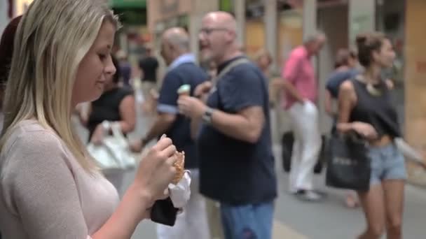 Пальма де Майорка, дівчина має морозива. — стокове відео