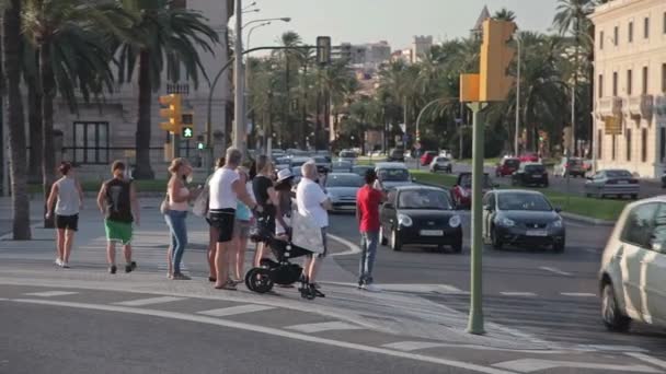 Turisté jsou hučení a položenou na ulicích města. — Stock video