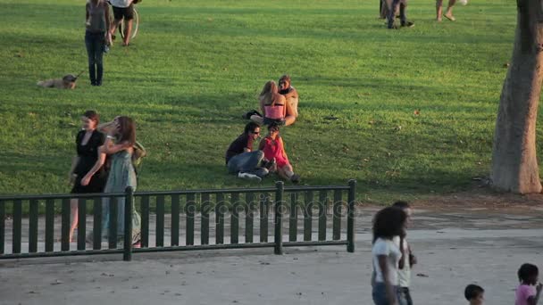 Tourists are humming and resting on the streets of the city. — Stock Video