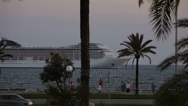 Dobrý večer, výletní lodi na molu. Palma de Mallorca — Stock video