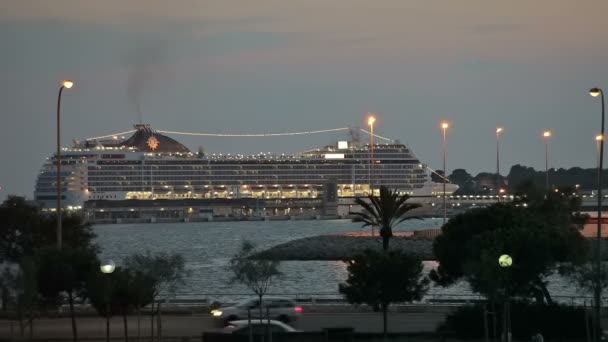 Kväll, kryssningsfartyget på piren. Palma de Mallorca — Stockvideo