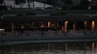 La Almudaina Sarayı yanında bir çeşme ile gölet