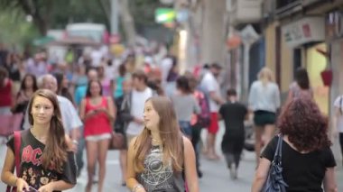 Şehrin sokaklarında yürüyen turist kalabalığından.