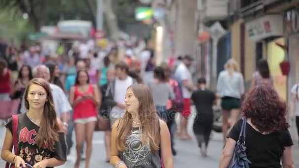 Şehrin sokaklarında yürüyen turist kalabalığından. — Stok video