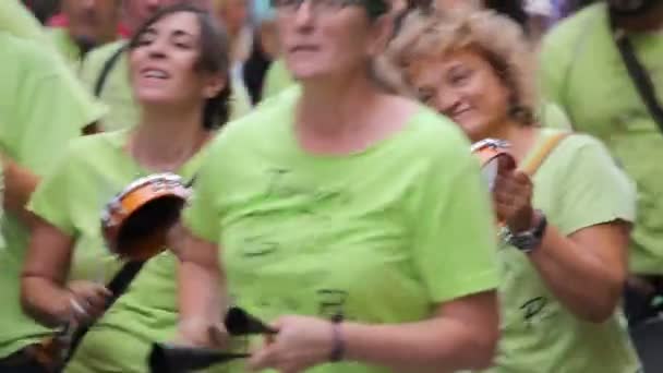 Toespraak drummers in de straten van de stad. — Stockvideo