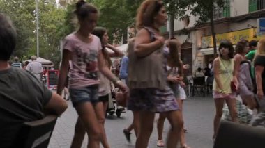 Turist uğultu ve şehrin sokaklarında dinlenme.