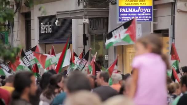 Des batteurs de discours dans les rues de la ville . — Video