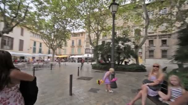 Los turistas están tarareando y descansando en las calles de la ciudad . — Vídeos de Stock