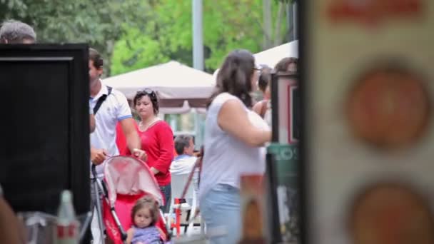 Toeristen zijn neuriën en rusten op de straten van de stad. — Stockvideo