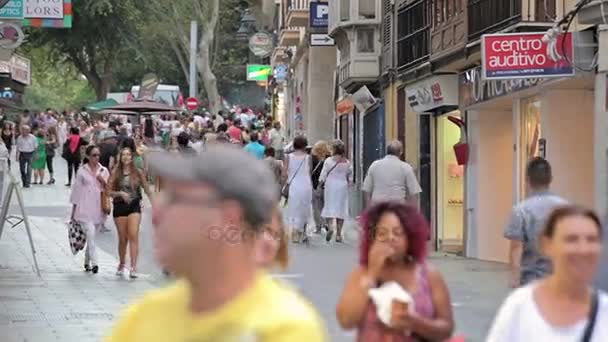 Turystów są buczenie i odpoczynku na ulicach miasta. — Wideo stockowe