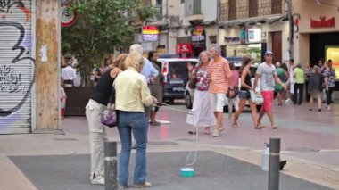 Turist uğultu ve şehrin sokaklarında dinlenme.