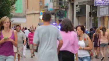 Turist uğultu ve şehrin sokaklarında dinlenme.