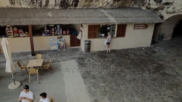 Kirándulás a barlang a Mallorca szigetének Balázs. — Stock videók
