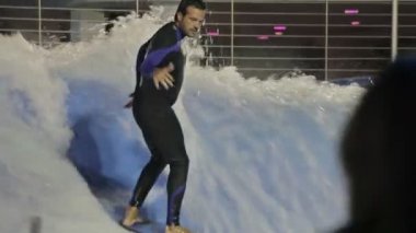 Tahta dalga üzerinde sürme ile cazibe.