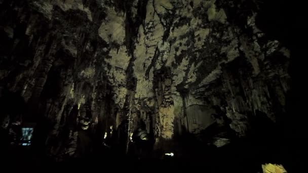 Екскурсія в печеру Darta на острові Майорка. — стокове відео