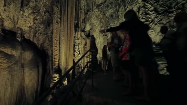 マヨルカ島の Darta 洞窟への遠足. — ストック動画