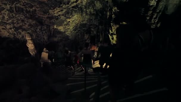 Ausflug zur Höhle Darta auf der Insel Mallorca. — Stockvideo