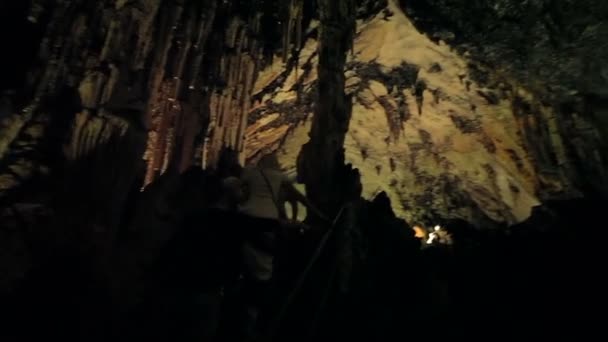 Ausflug zur Höhle Darta auf der Insel Mallorca. — Stockvideo