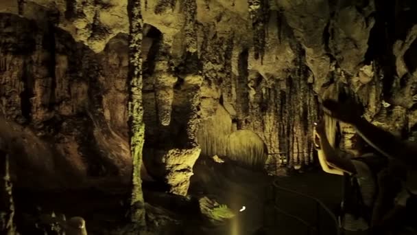 Экскурсия в пещеру Дарта на острове Майорка . — стоковое видео