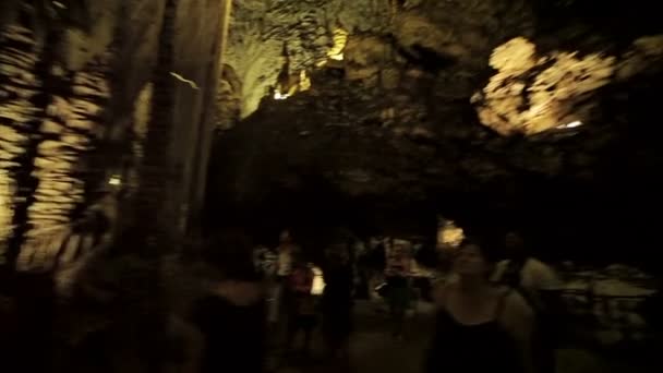 Výlet do jeskyně Darta na ostrově Mallorca. — Stock video