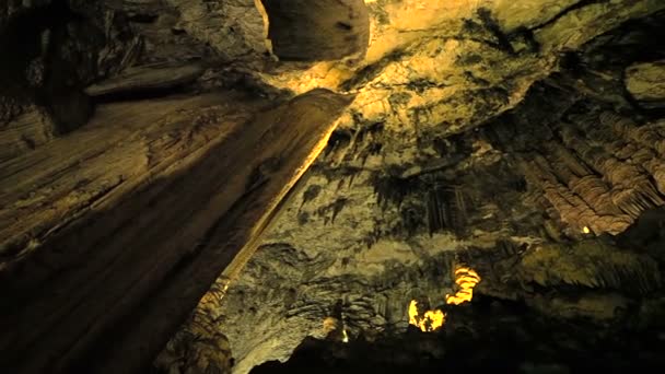 Ausflug zur Höhle Darta auf der Insel Mallorca. — Stockvideo