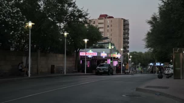 Magaluf gece şehir sokaklarında. — Stok video