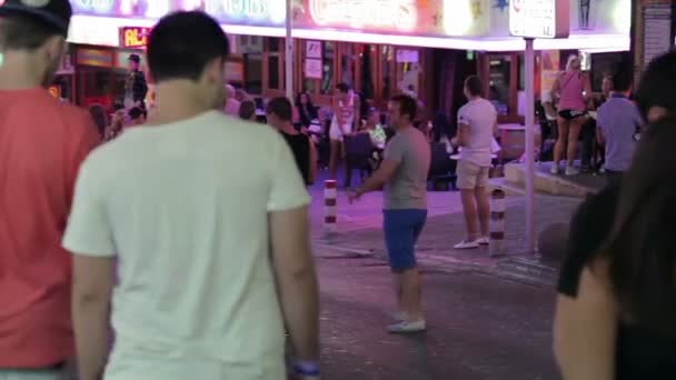 Streets of the night city of Magaluf. — Stock Video